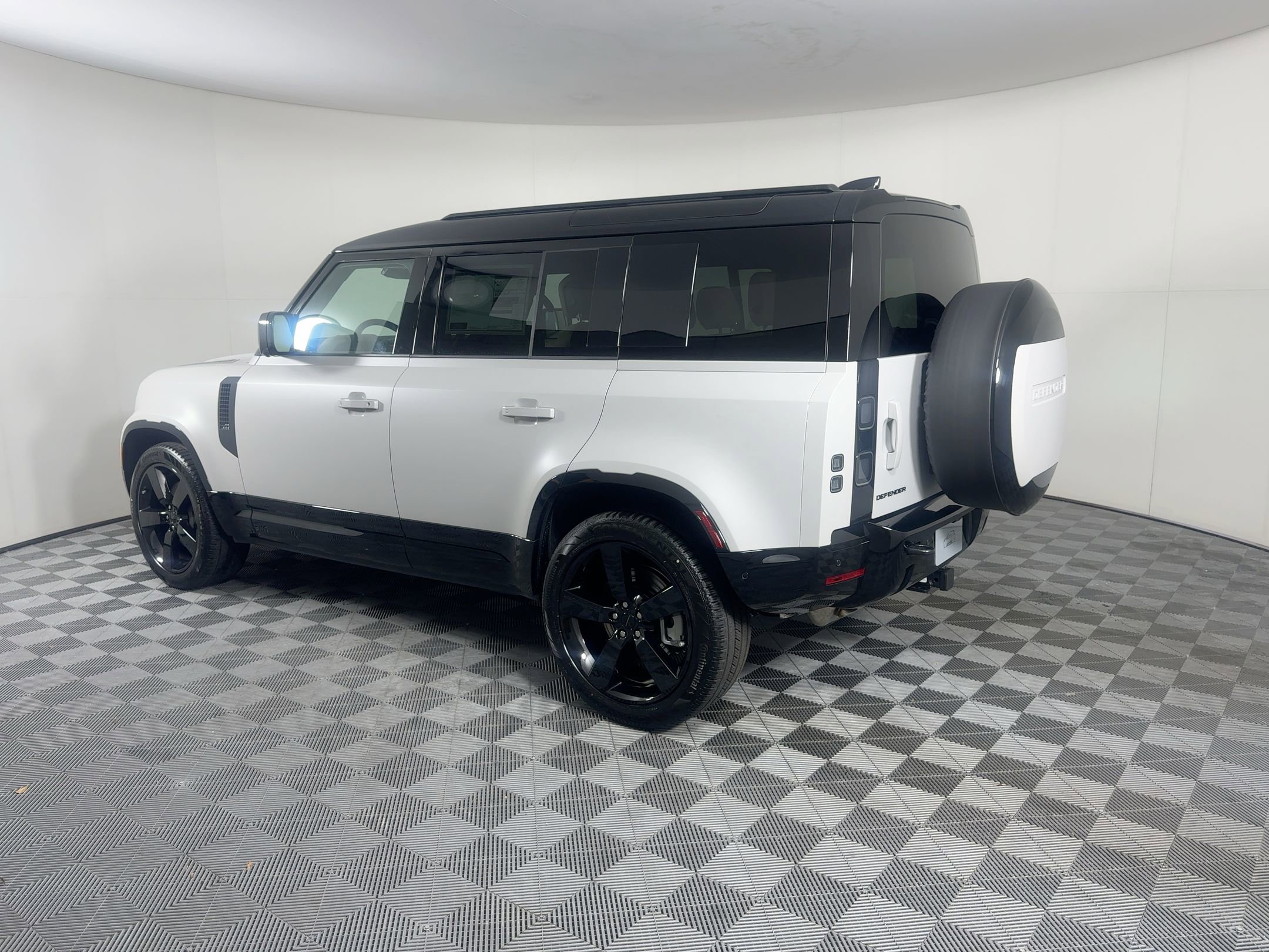 New 2026 Land Rover Defender 110 X-Dynamic SE image 3