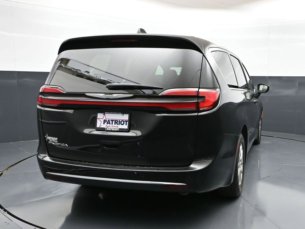 Used 2023 Chrysler Pacifica Touring-L FWD image 2