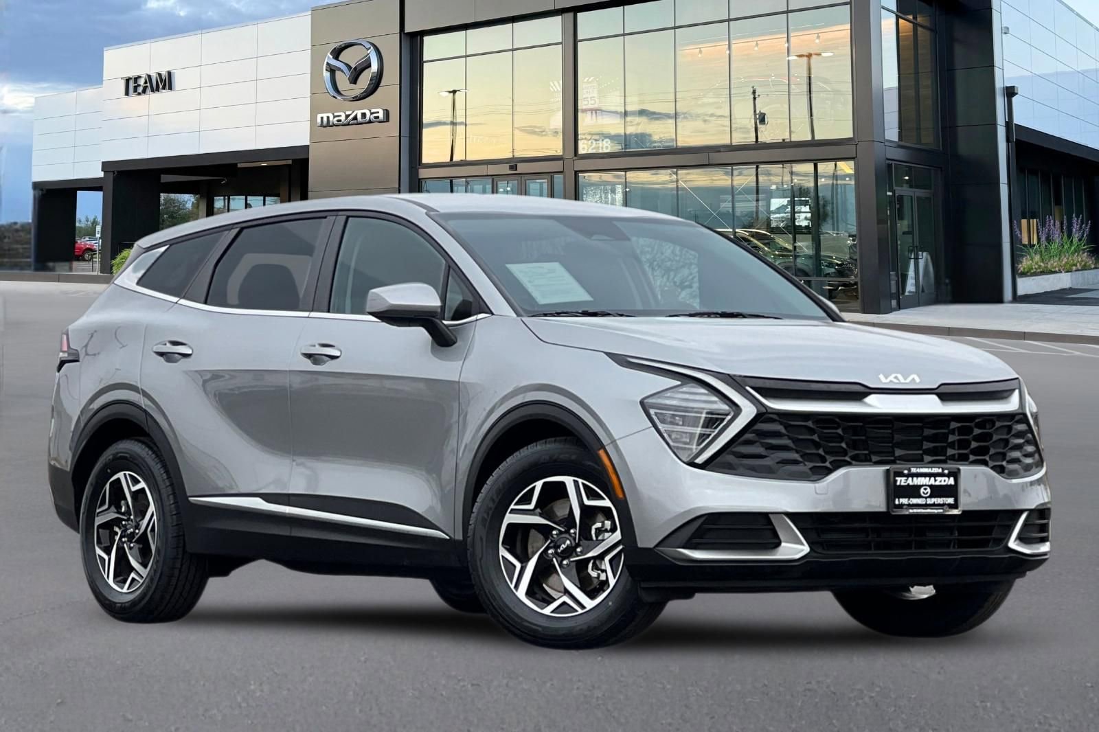 Used 2024 Kia Sportage LX image 2