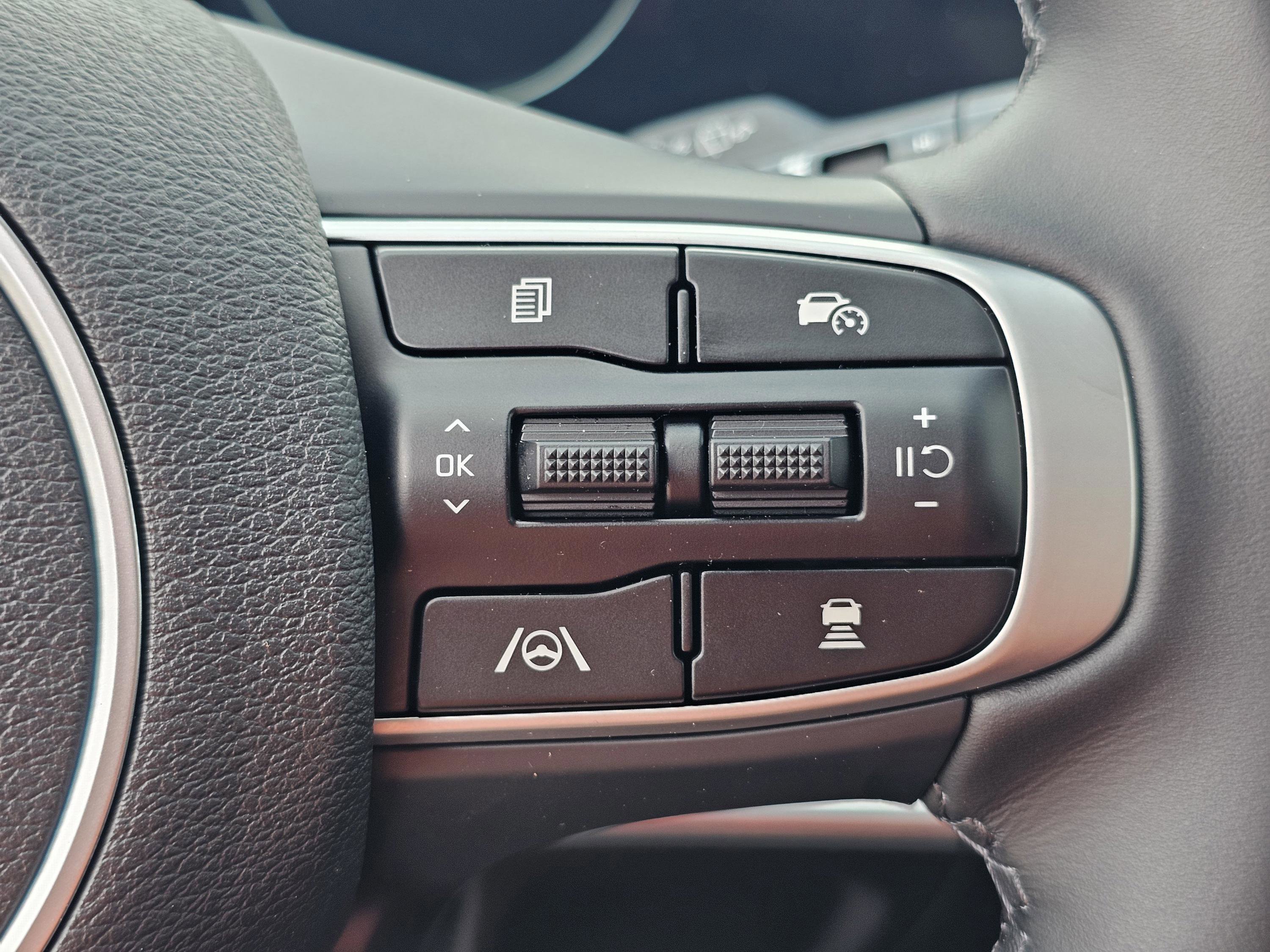 Used 2025 Kia Sportage SX image 16