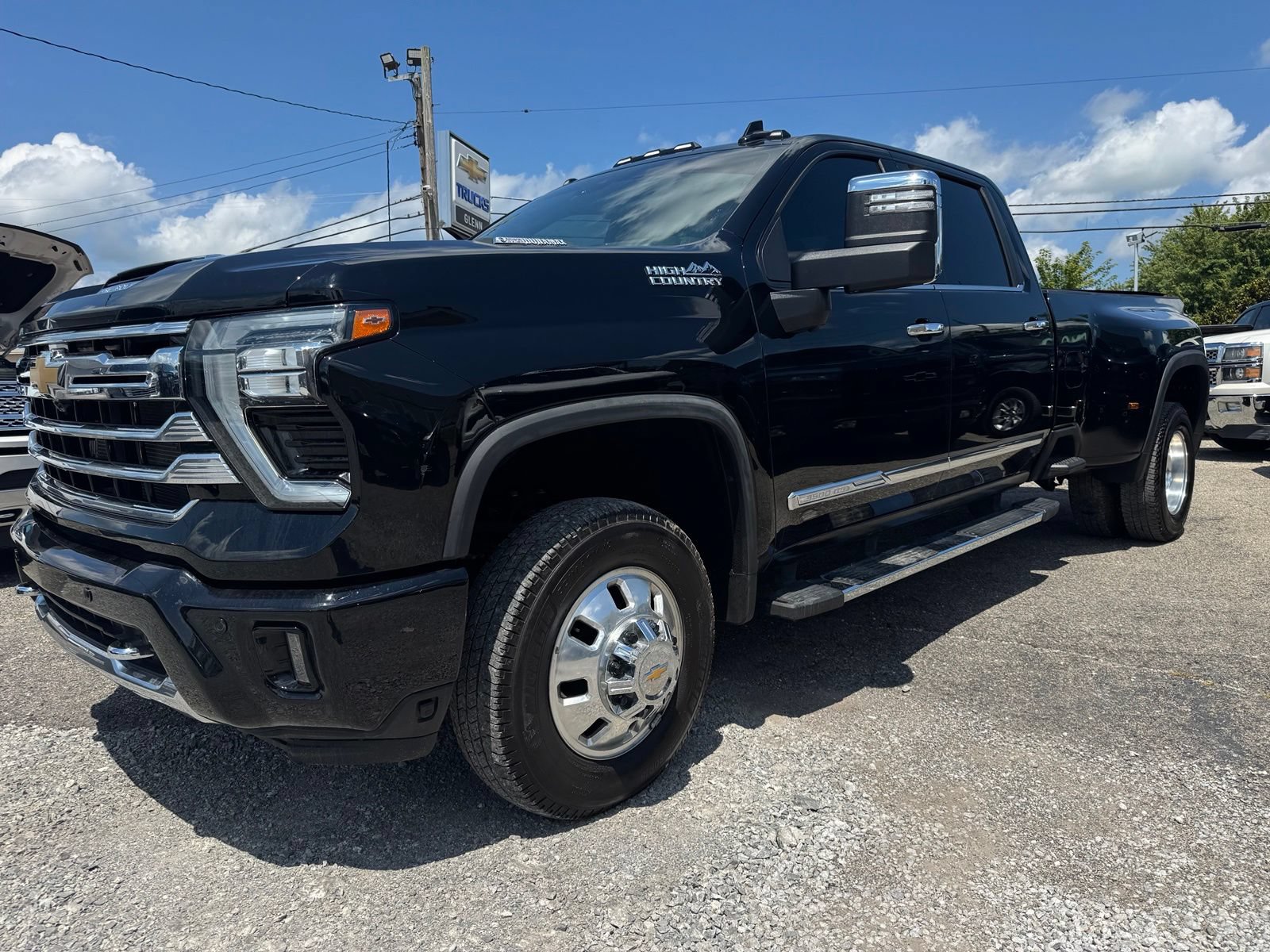Used 2025 Chevrolet Silverado 3500 High Country w/ Technology Package AWD/4WD image 2