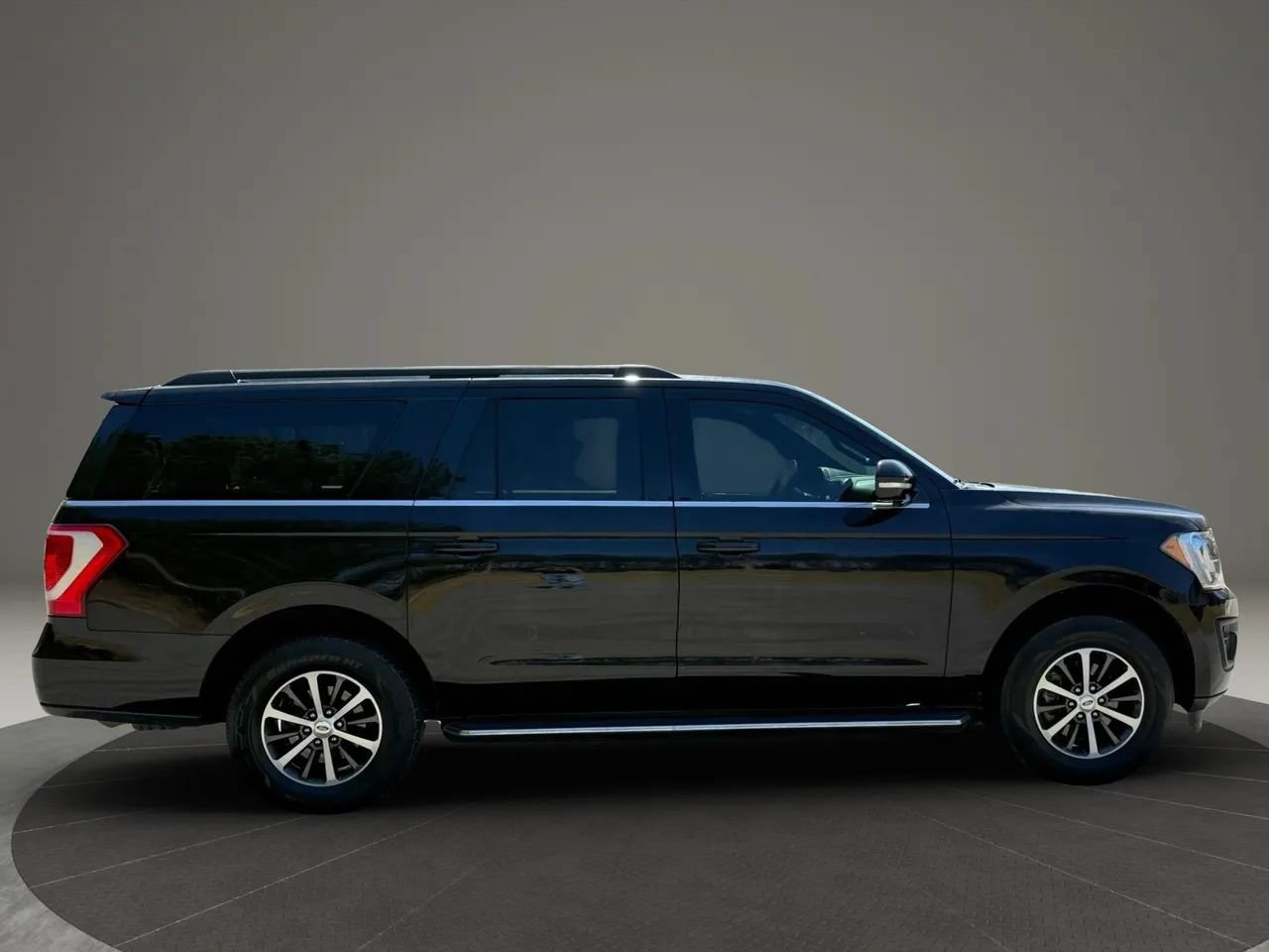 Used 2020 Ford Expedition Max XLT w/ Equipment Group 202A RWD image 9
