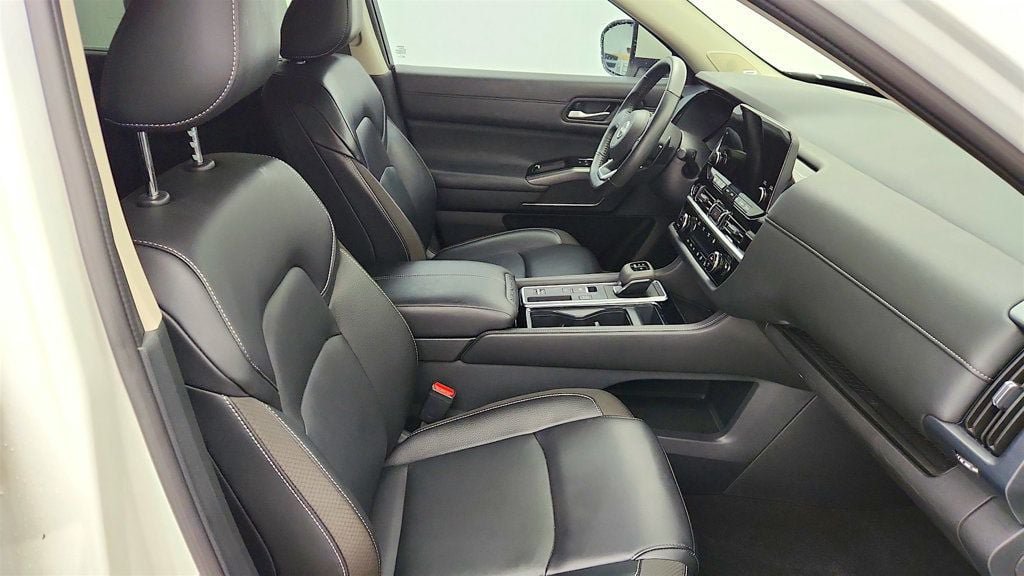 Used 2024 Nissan Pathfinder SL w/ SL Premium Package FWD image 39