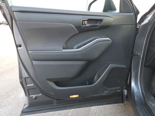 Used 2023 Toyota Highlander L image 10