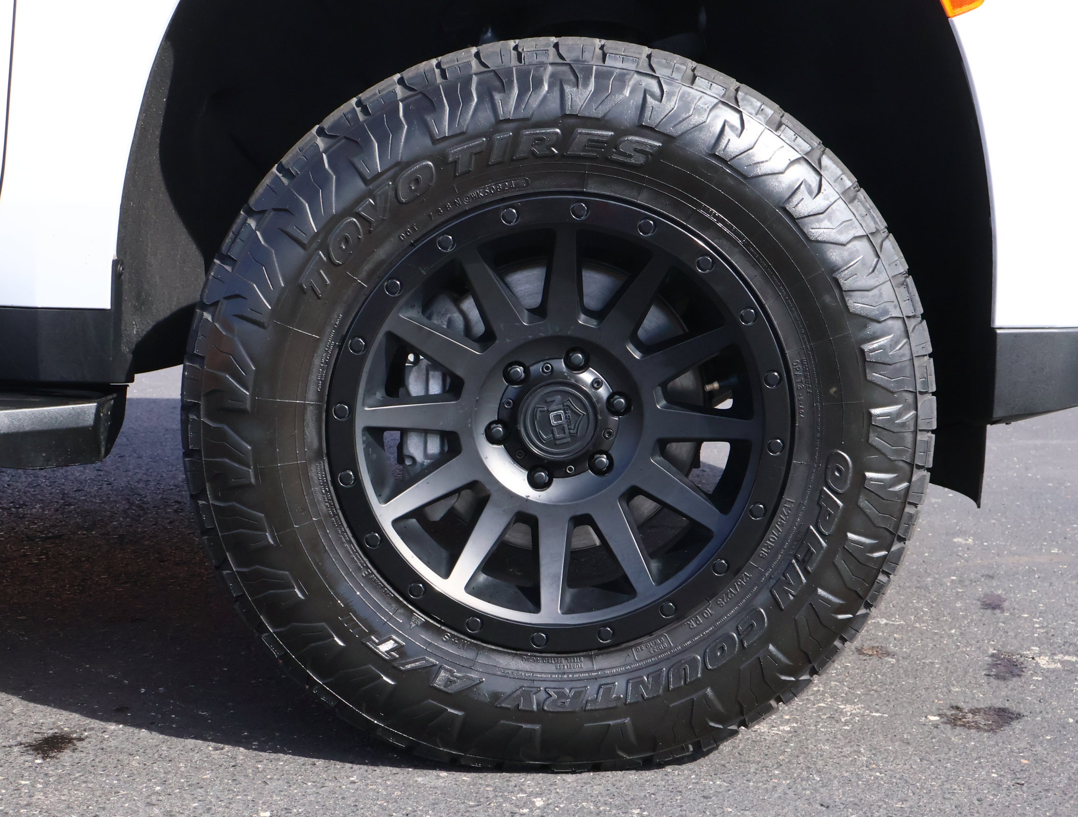 Used 2023 GMC Yukon SLT w/ SLT Premium Package image 30