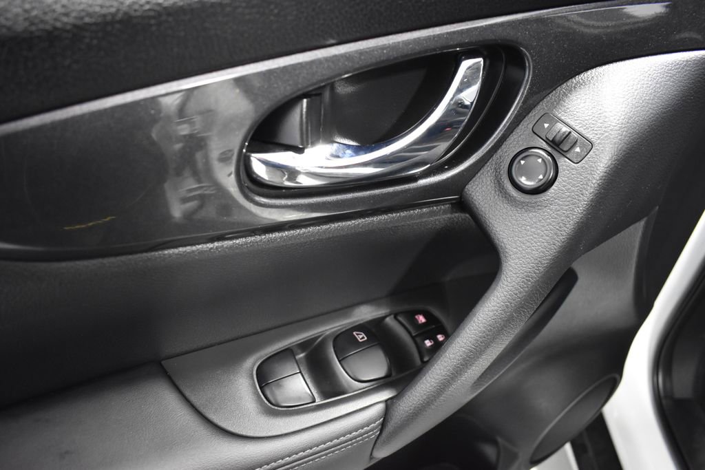 Used 2019 Nissan Rogue SV image 15
