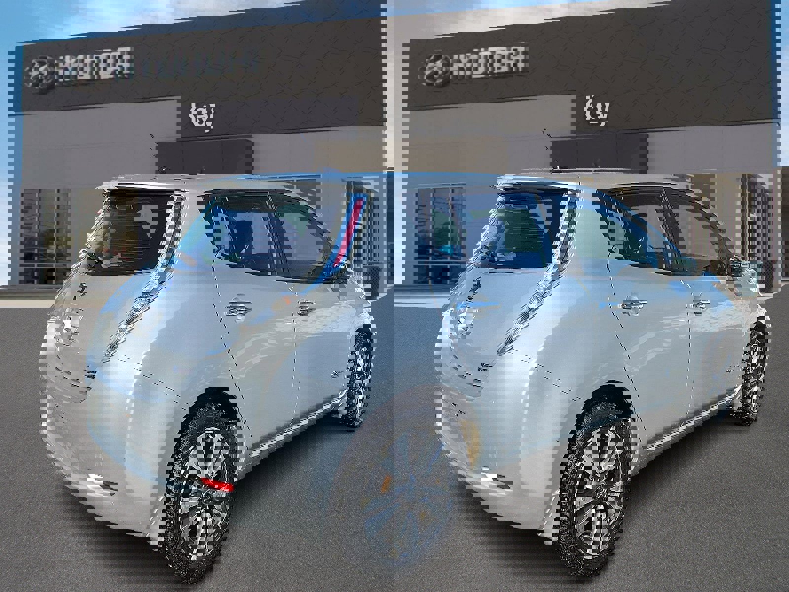 Used 2015 Nissan Leaf SL w/ Premium Package image 4