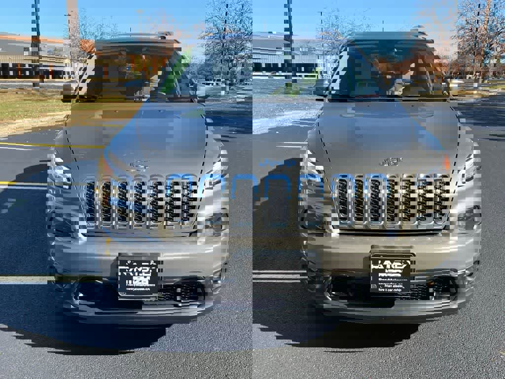 Used 2016 Jeep Cherokee Latitude w/ Cold Weather Group image 9