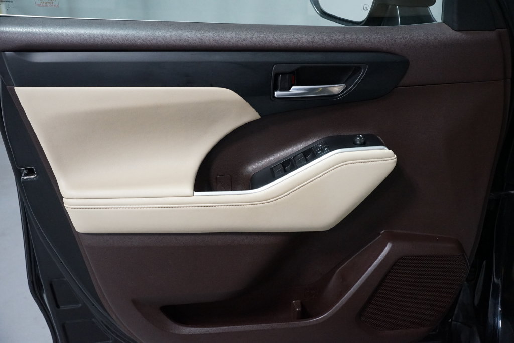 Used 2020 Toyota Highlander XLE FWD image 29