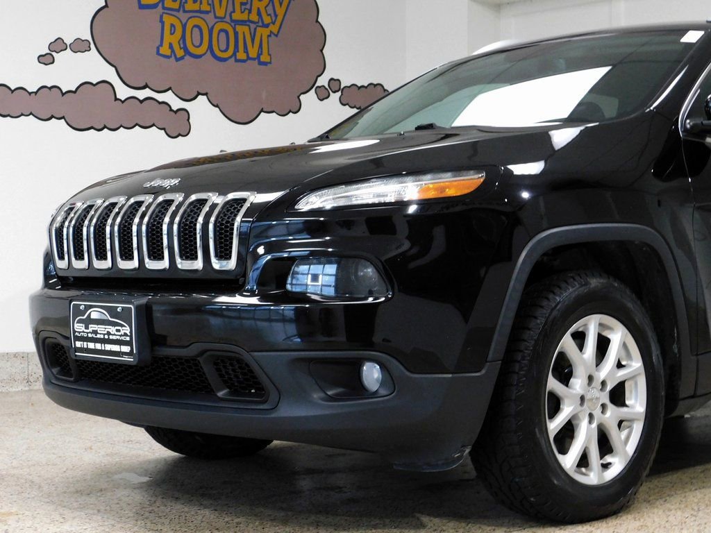 Used 2017 Jeep Cherokee Latitude w/ Comfort & Convenience Group AWD/4WD image 19