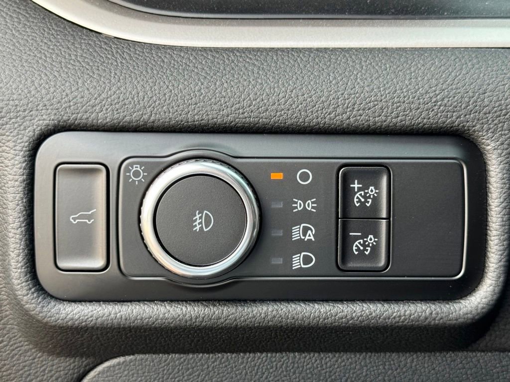 Used 2023 Ford Explorer XLT w/ Equipment Group 202A image 23