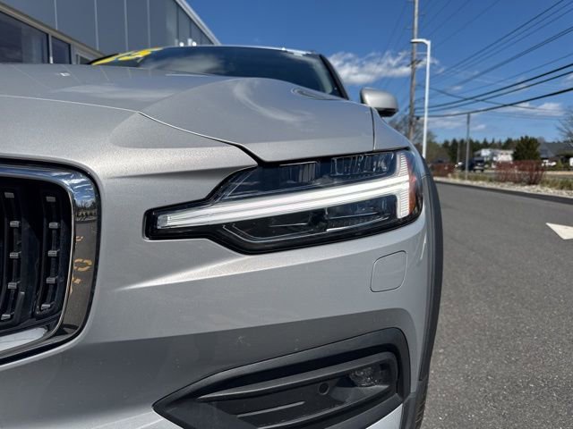Certified 2025 Volvo V60 B5 Cross Country Plus image 8