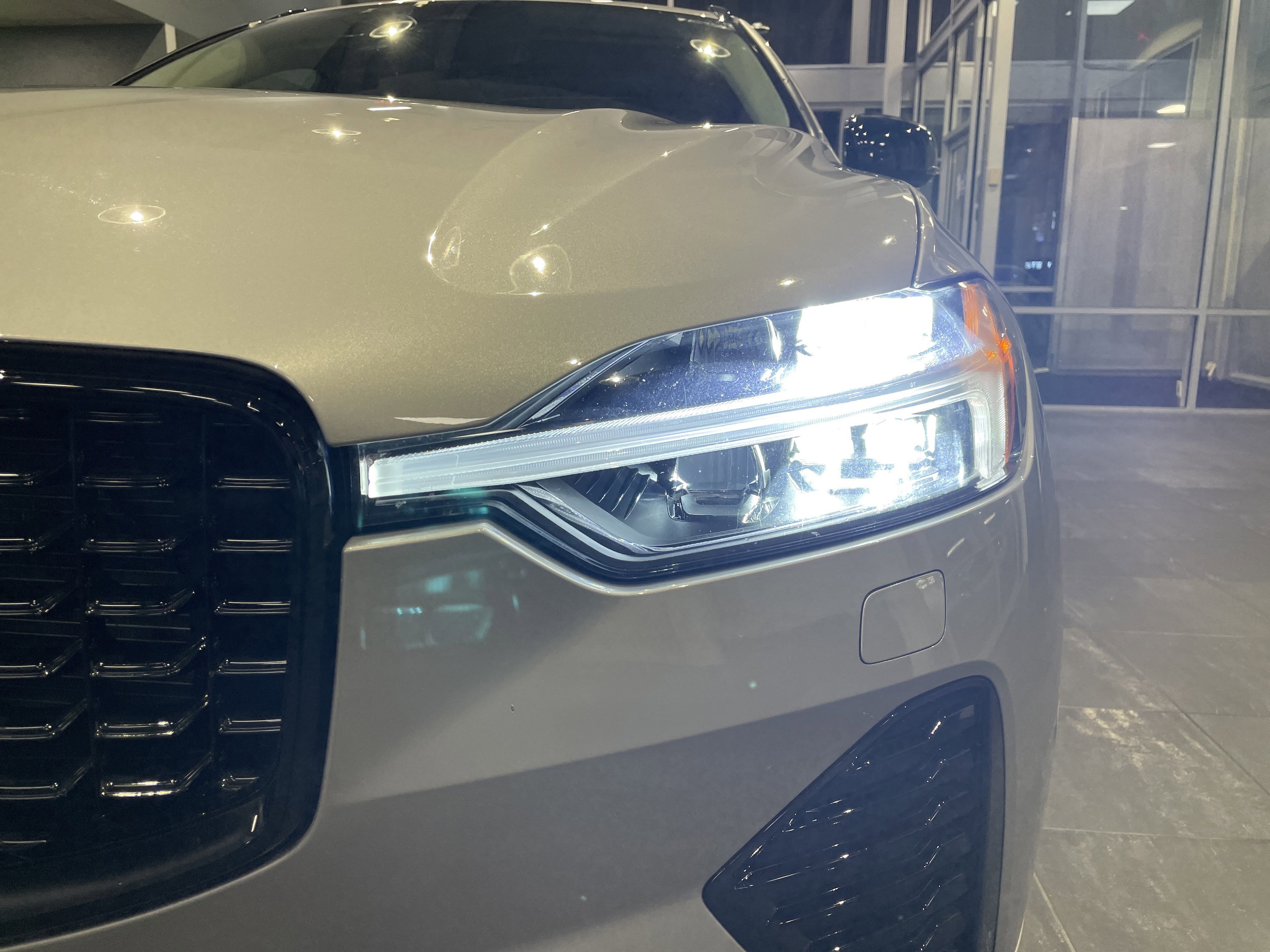 Used 2025 Volvo XC60 B5 Plus image 5