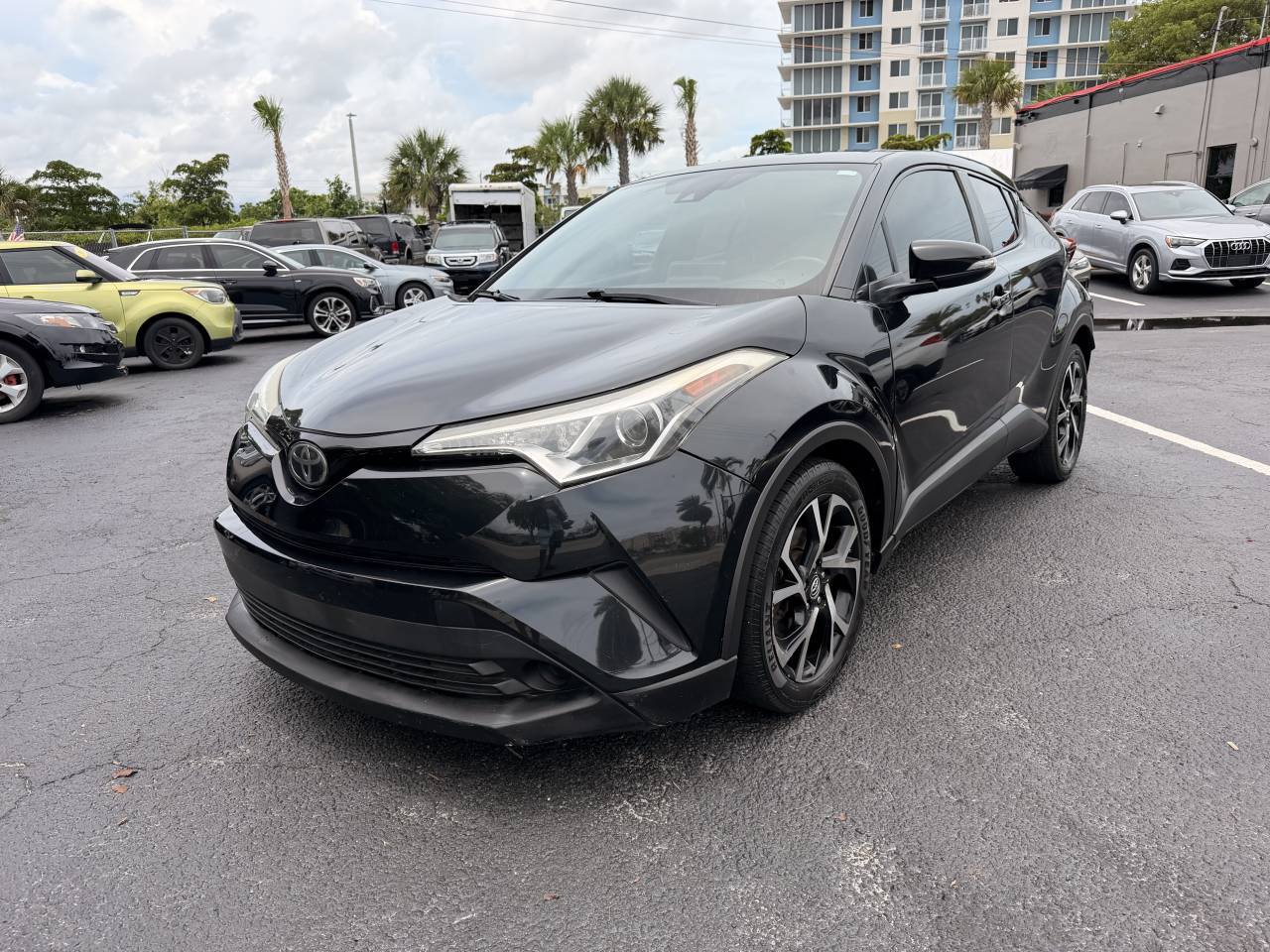 Used 2019 Toyota C-HR XLE FWD image 1