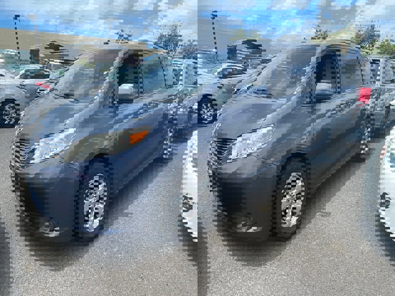 Used 2017 Toyota Sienna LE image 1