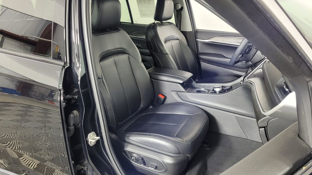 Used 2023 Jeep Grand Cherokee Limited image 38