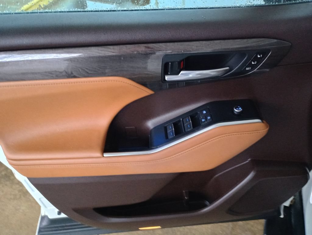 Used 2021 Toyota Highlander Platinum FWD image 18