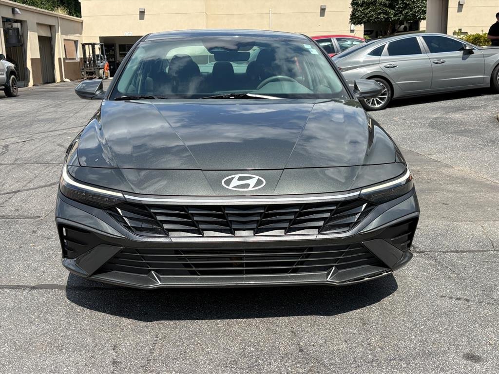 Used 2024 Hyundai Elantra SE FWD image 2