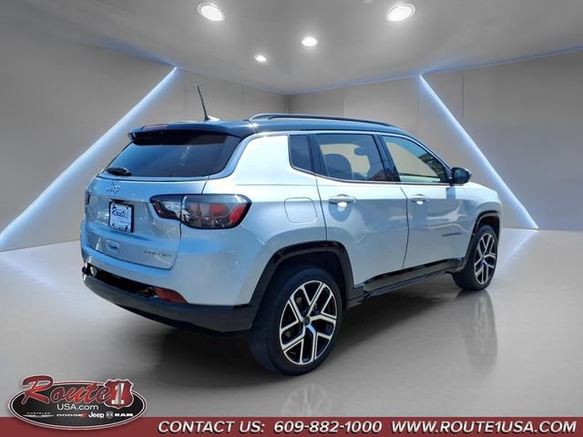 Used 2025 Jeep Compass Limited w/ Elite Group AWD/4WD image 3