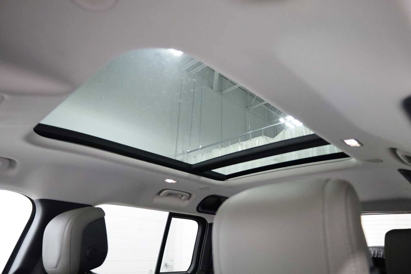 Used 2020 Land Rover Defender 110 SE image 19