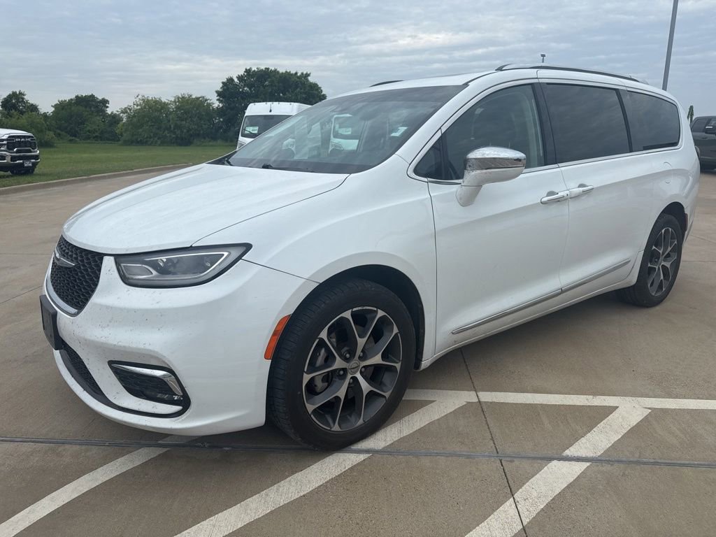 Used 2021 Chrysler Pacifica Limited AWD/4WD image 3