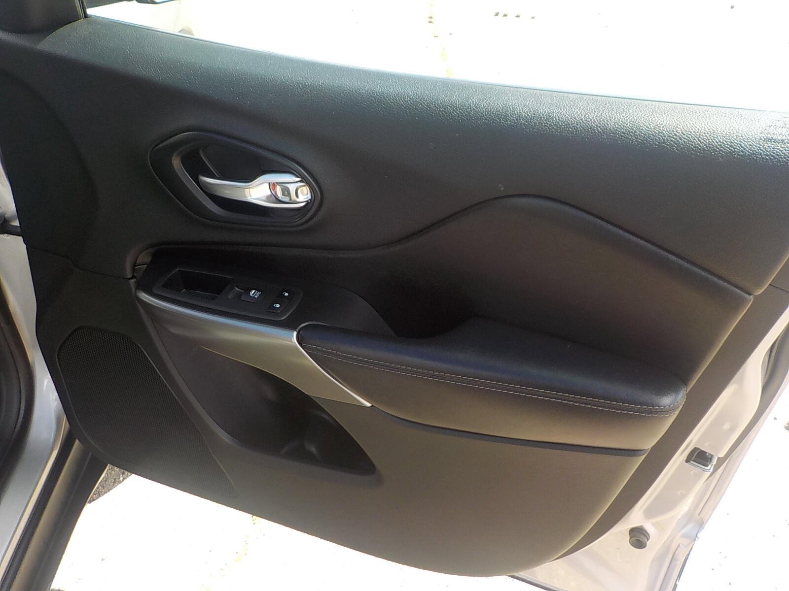 Used 2020 Jeep Cherokee Limited AWD/4WD image 14