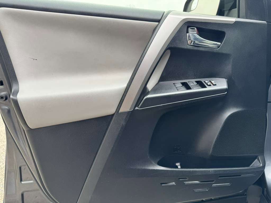 Used 2017 Toyota RAV4 XLE w/ Carpet Mat Package AWD/4WD image 10