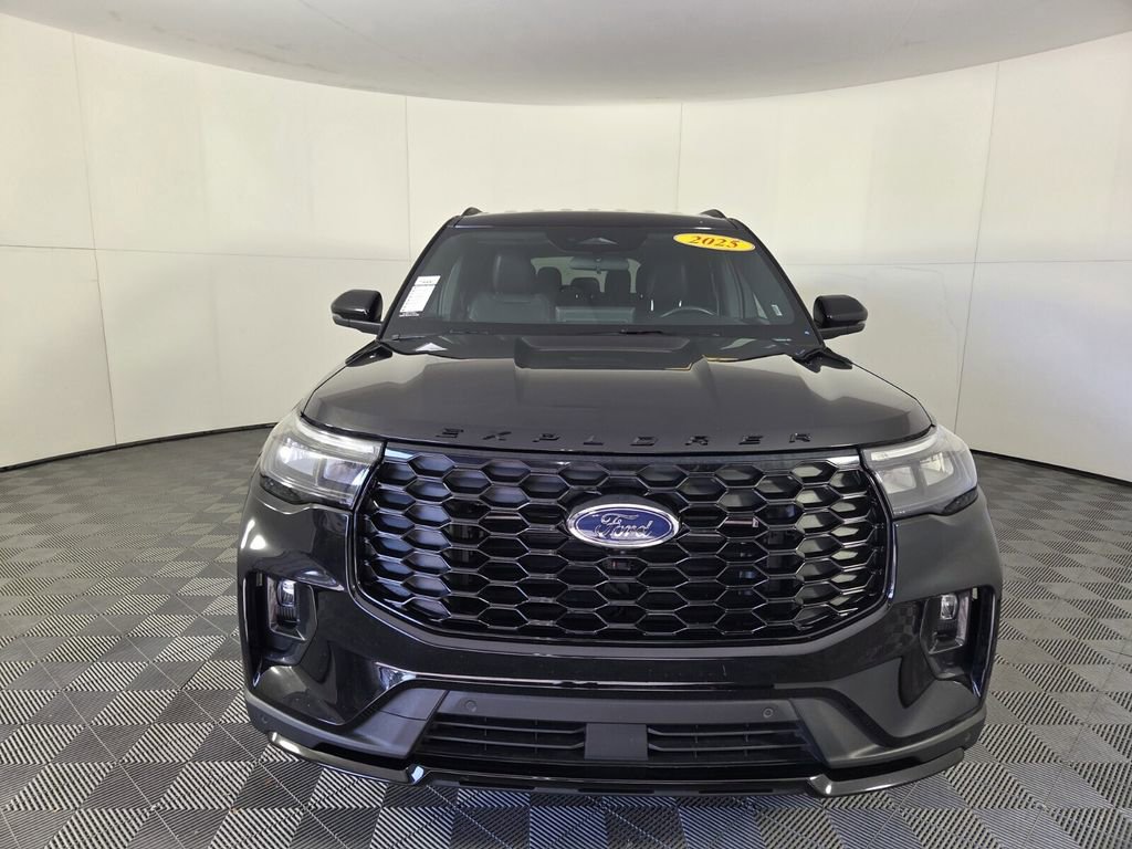 Used 2025 Ford Explorer ST-Line w/ ST-Line Street Pack image 4