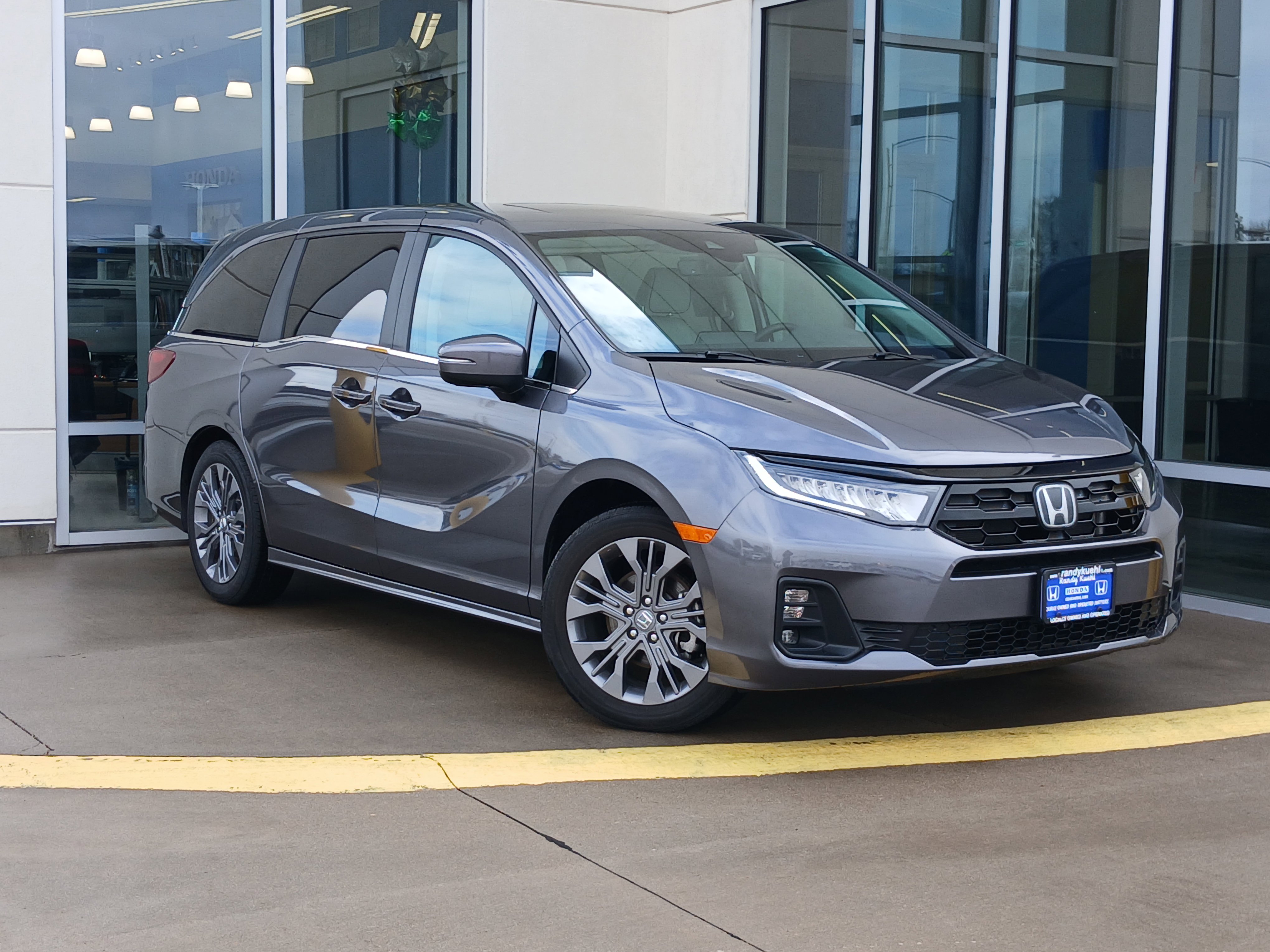 Used 2025 Honda Odyssey Touring image 2