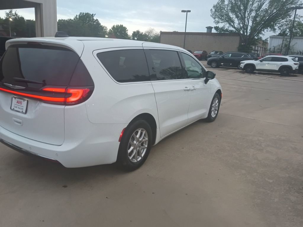 Used 2025 Chrysler Pacifica Select image 9