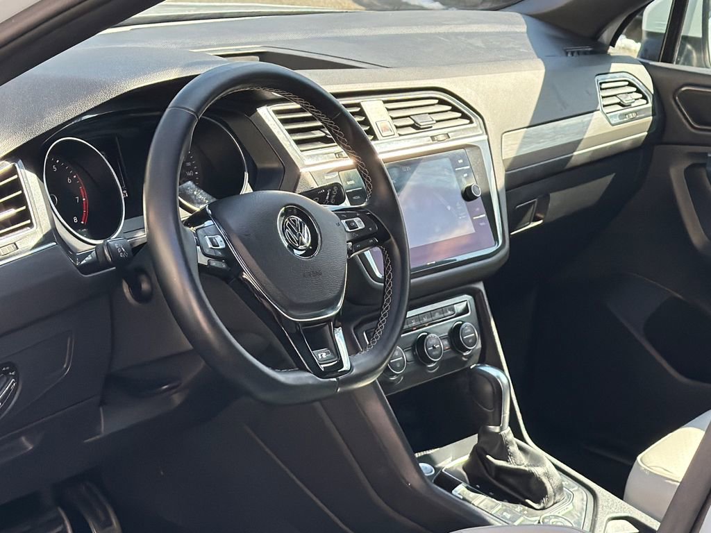 Used 2018 Volkswagen Tiguan SEL w/ R-Line Package image 16
