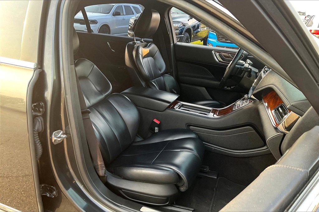 Used 2019 Lincoln Continental Premiere image 7