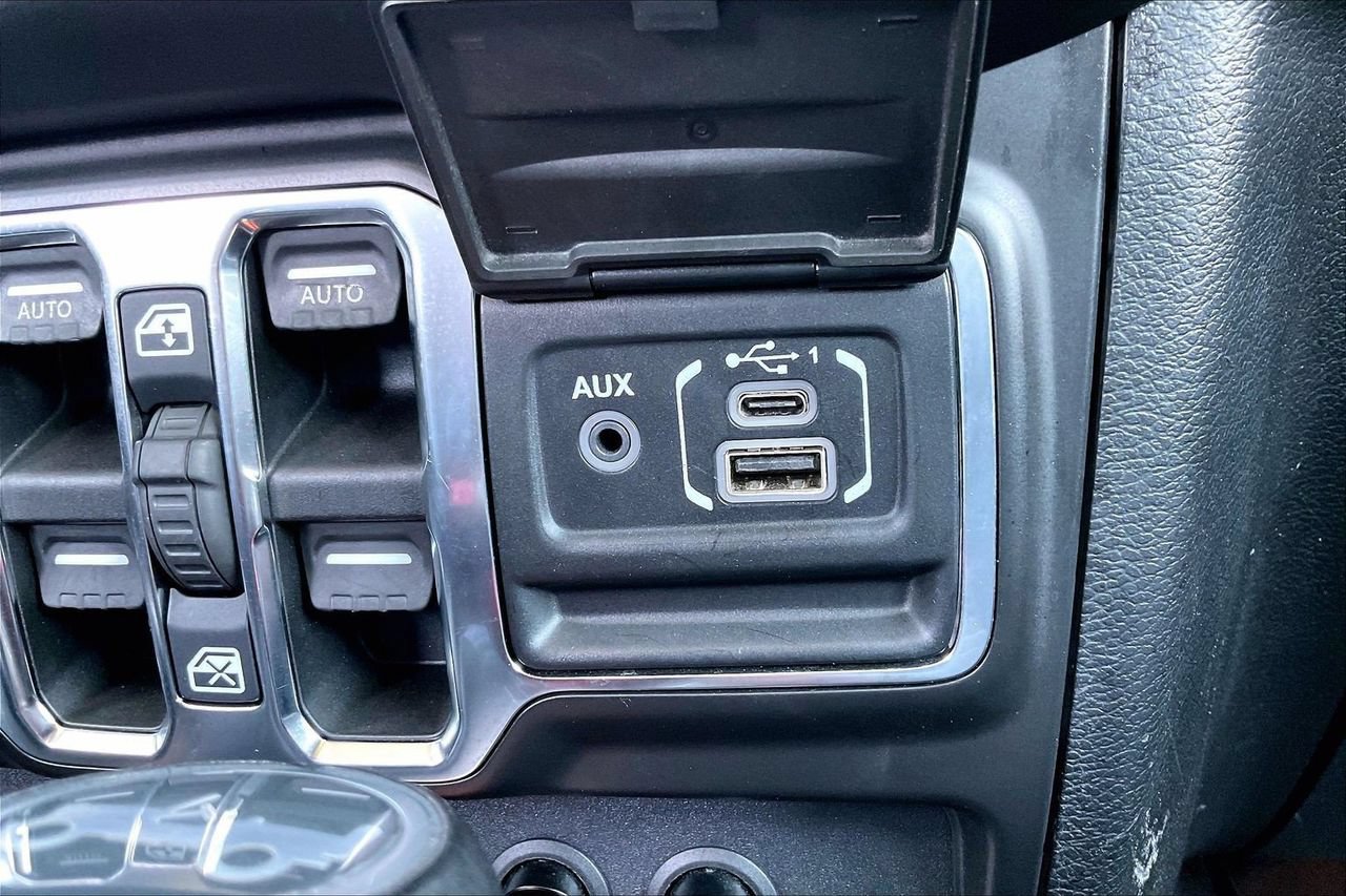 Certified 2018 Jeep Wrangler Unlimited Sahara AWD/4WD image 18