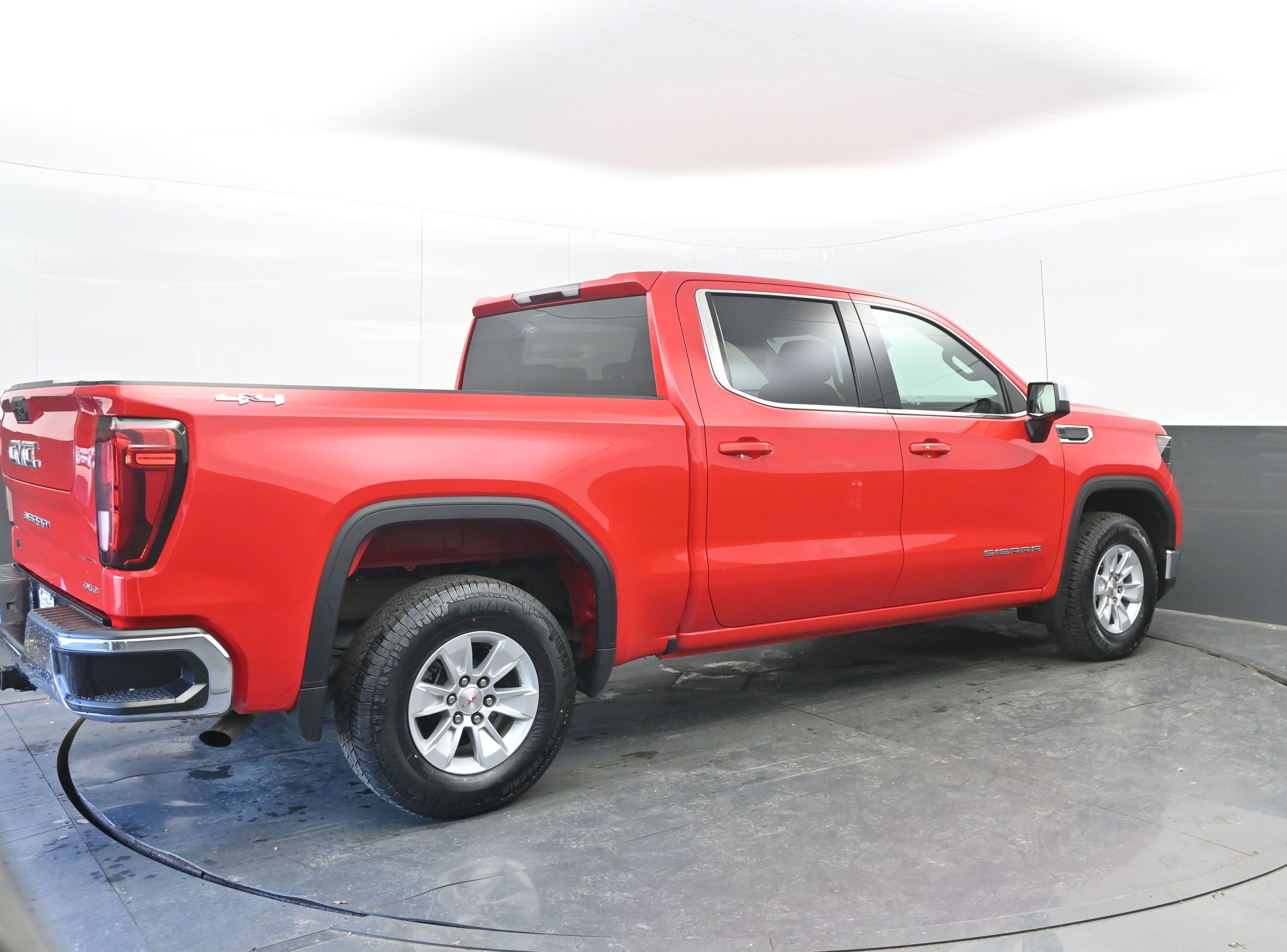 Used 2024 GMC Sierra 1500 SLE image 9