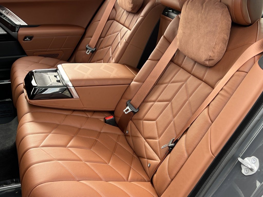 Used 2024 BMW i7 xDrive60 w/ Executive Package image 18