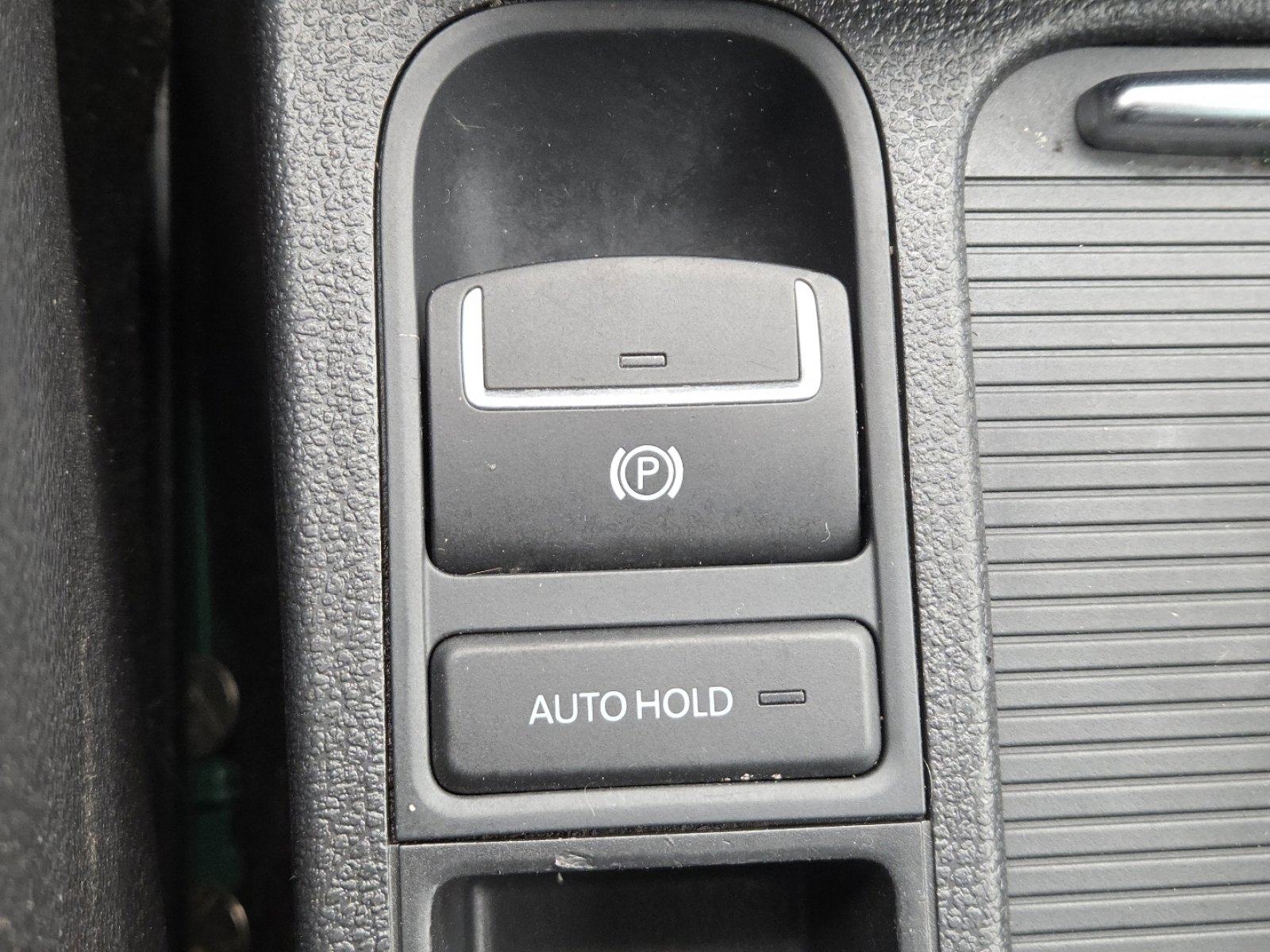 Used 2011 Volkswagen Tiguan S image 29