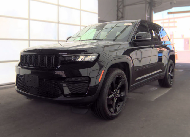Used 2023 Jeep Grand Cherokee Altitude AWD/4WD image 2