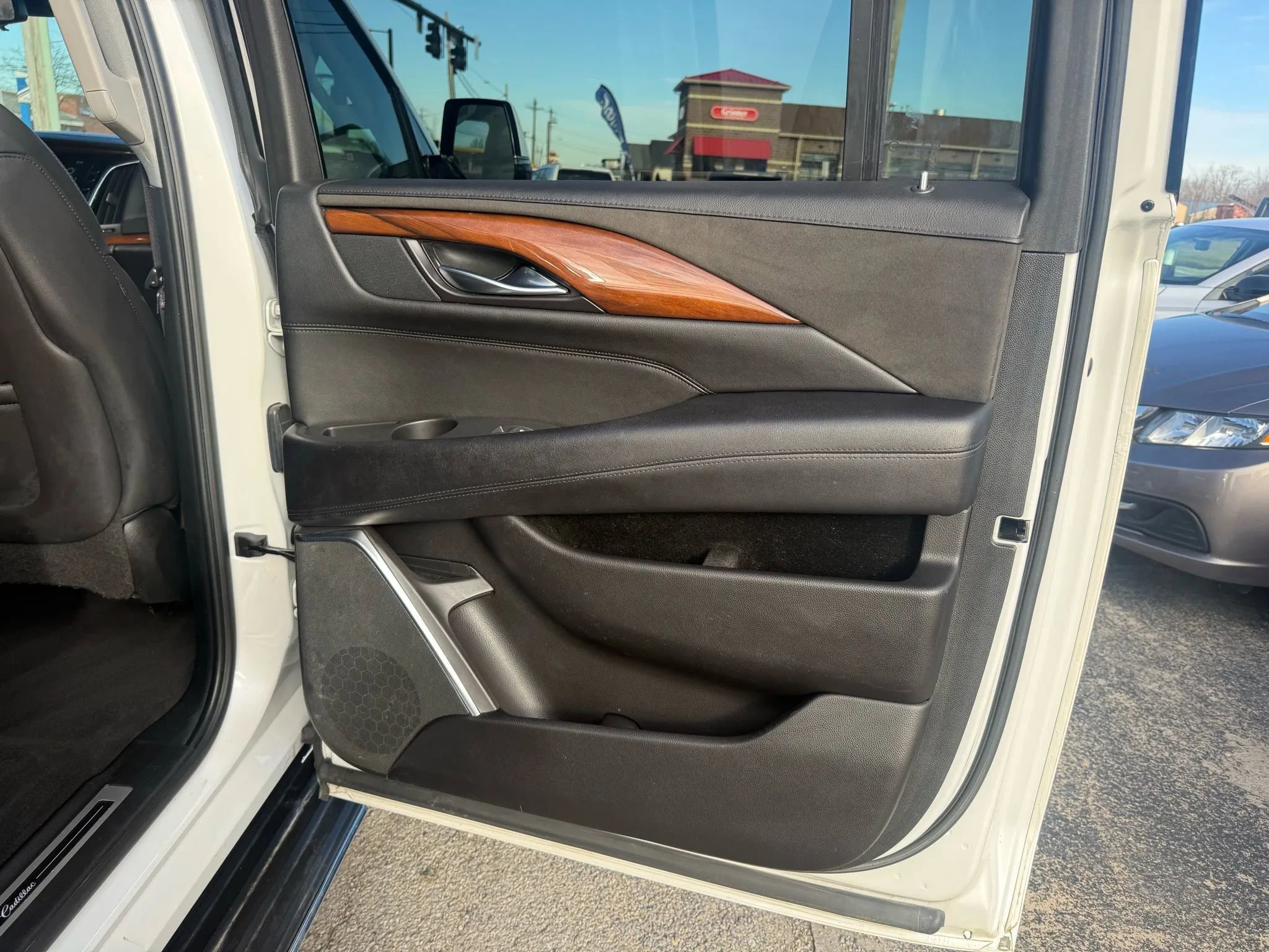 Used 2017 Cadillac Escalade ESV Luxury image 22