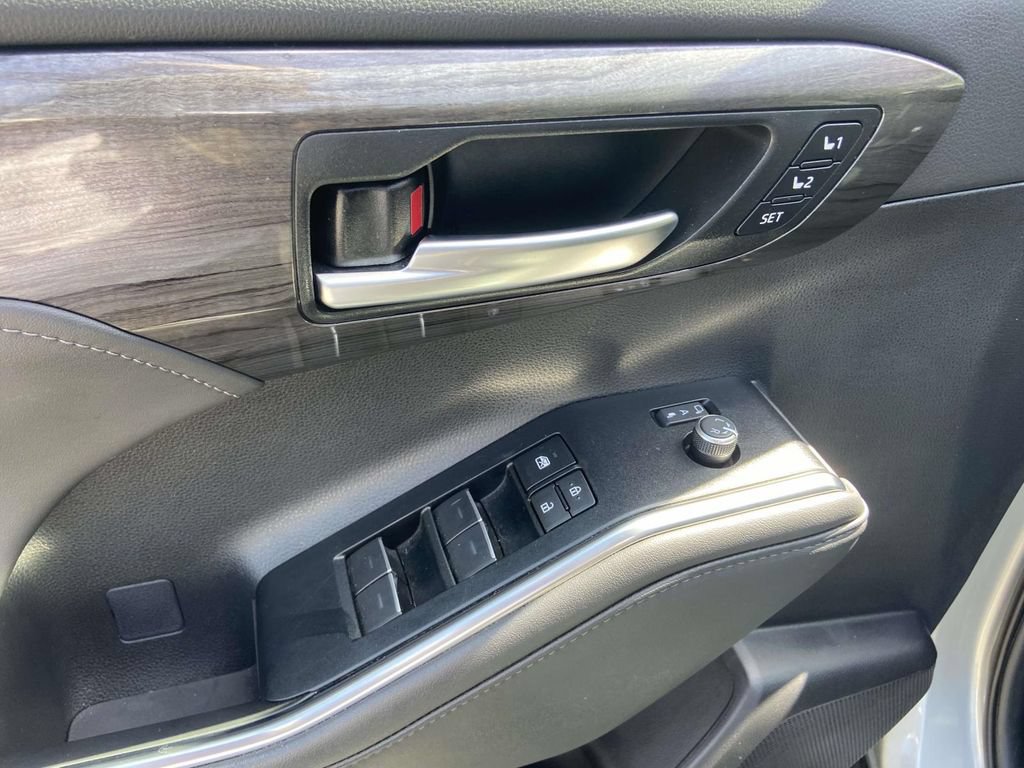 Used 2025 Toyota Highlander Platinum AWD/4WD image 18