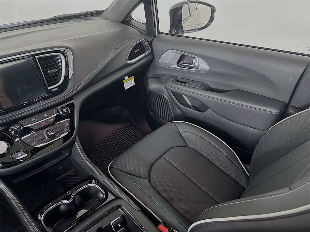 New 2026 Chrysler Pacifica Limited image 26