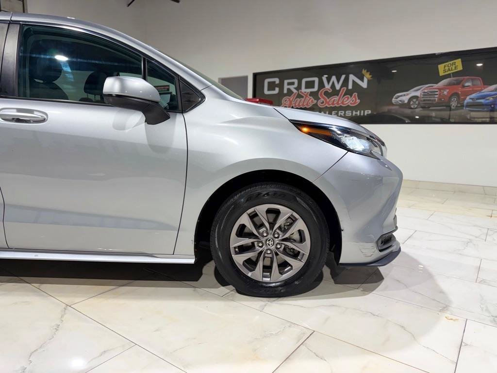 Used 2023 Toyota Sienna LE FWD image 5