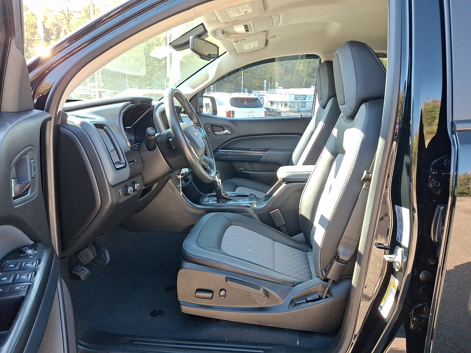 Used 2022 Chevrolet Colorado Z71 w/ Z71 Midnight Edition AWD/4WD image 13