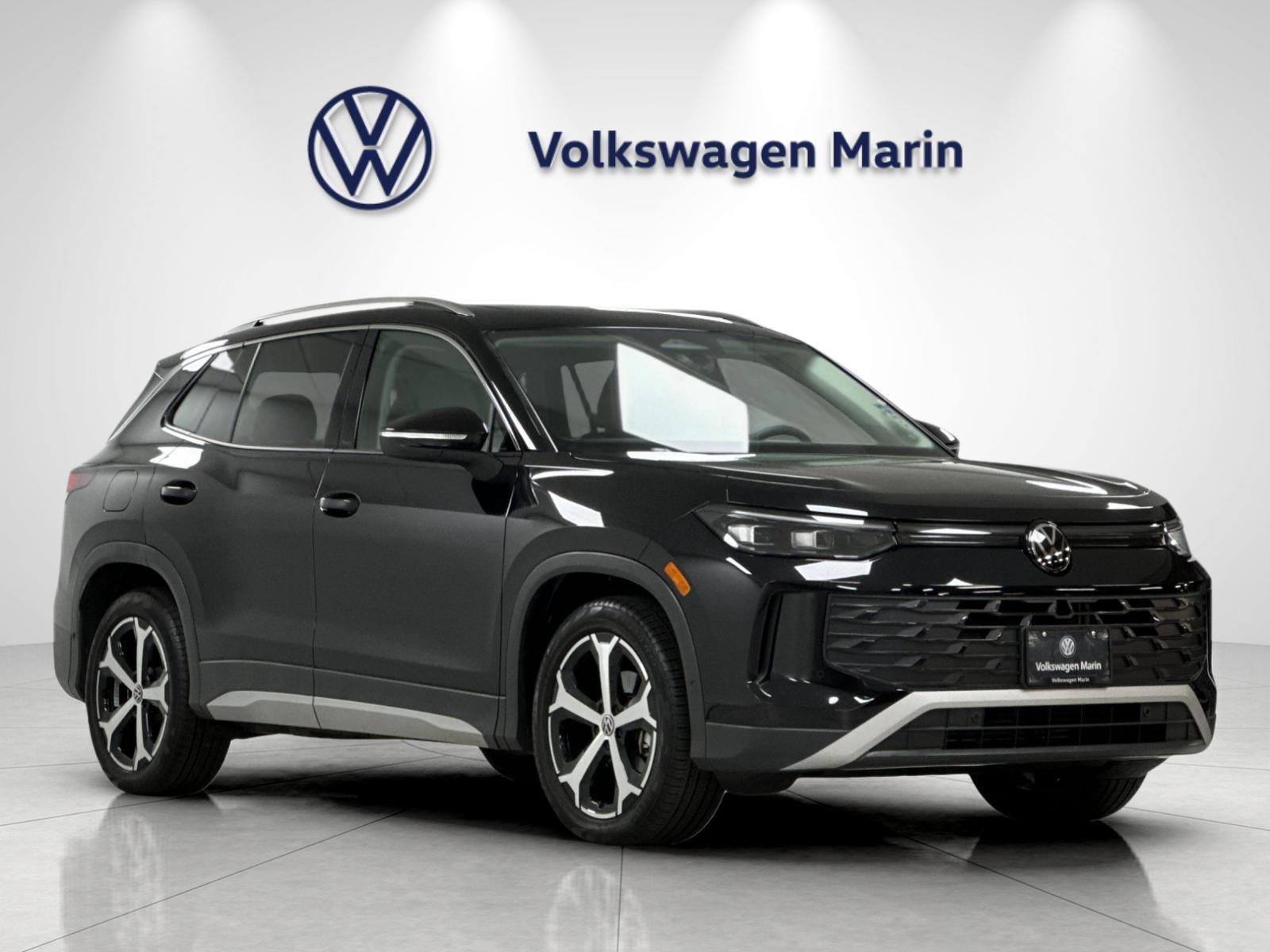 Used 2025 Volkswagen Tiguan SE w/ Panoramic Sunroof Package FWD image 7