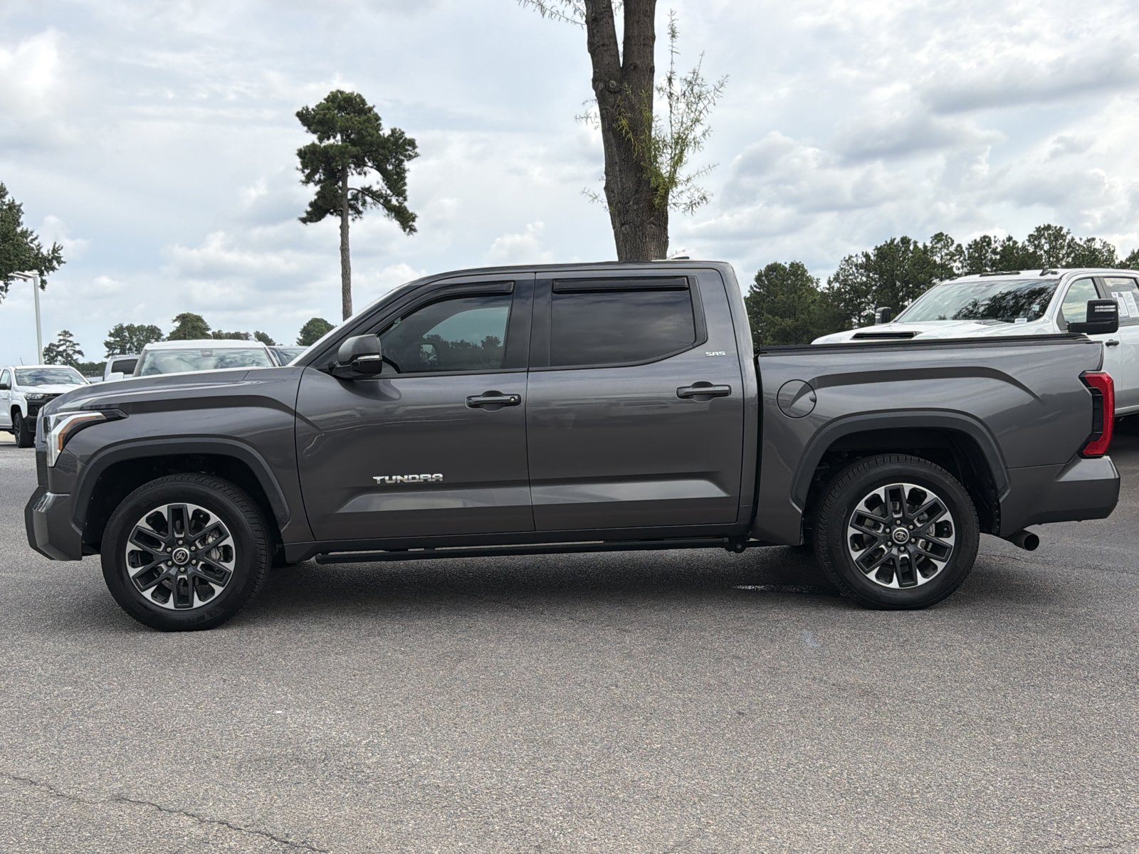 Used 2022 Toyota Tundra SR5 w/ SR5 Premium Package RWD image 9