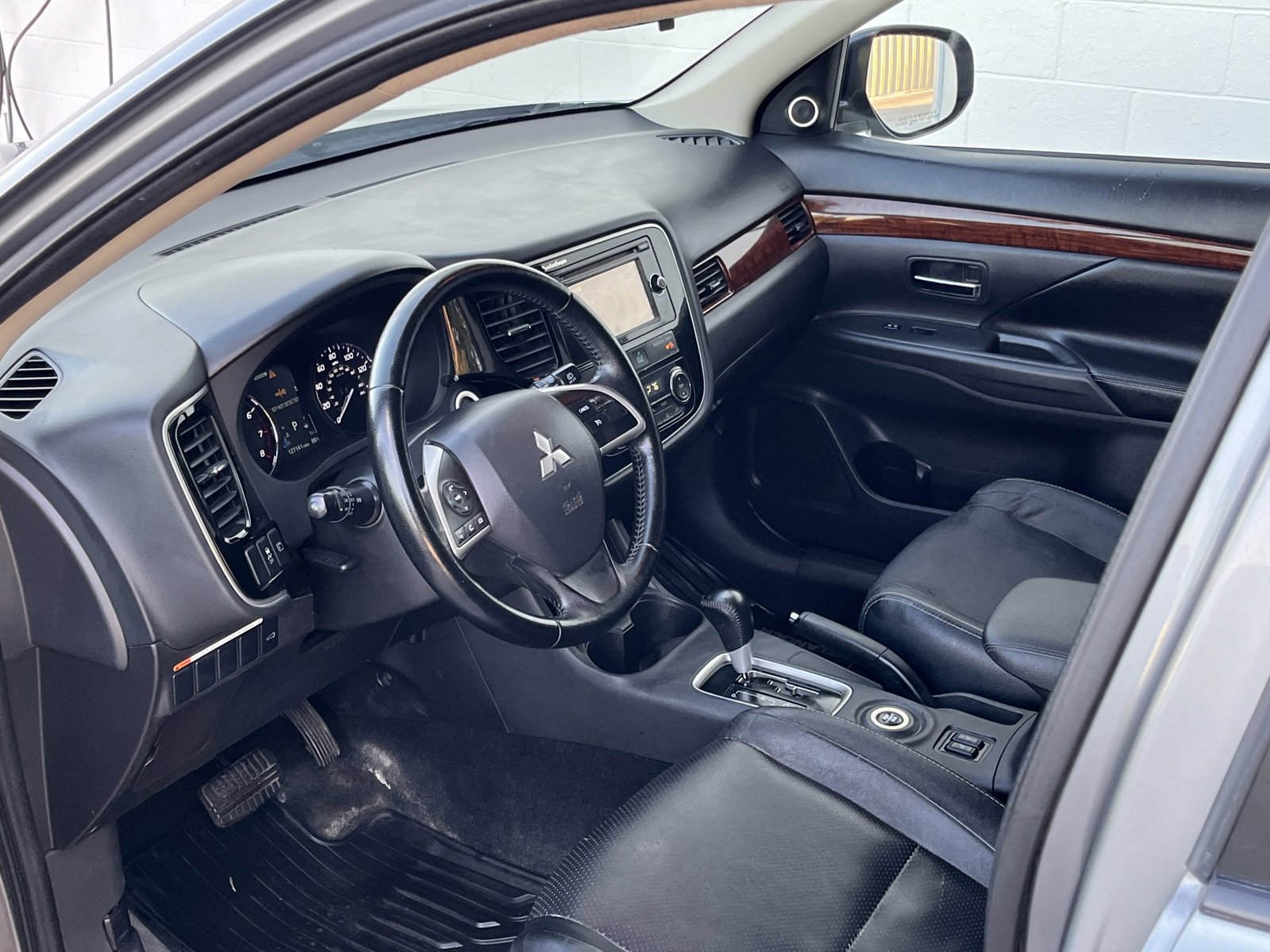 Used 2015 Mitsubishi Outlander SE image 11