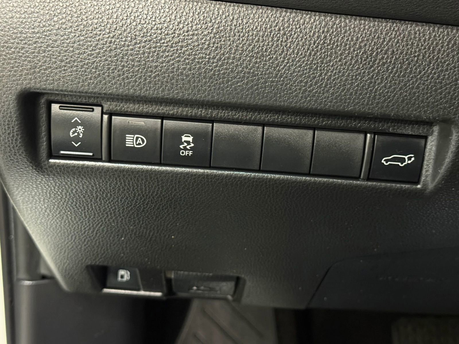 Used 2021 Toyota Venza LE image 29