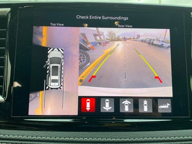 Used 2025 Chrysler Pacifica Premium image 22