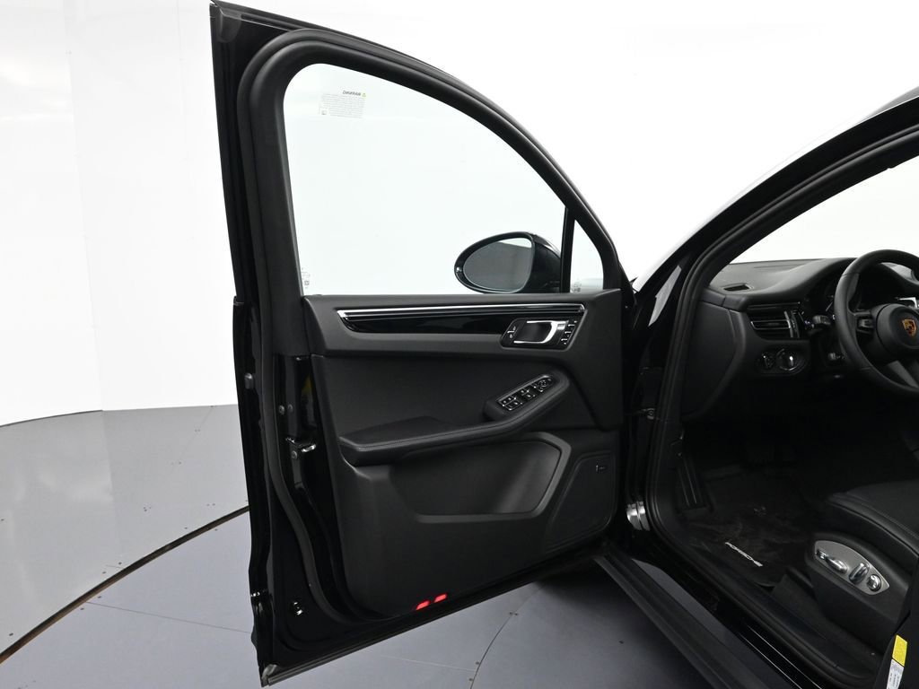 Certified 2026 Porsche Macan image 16
