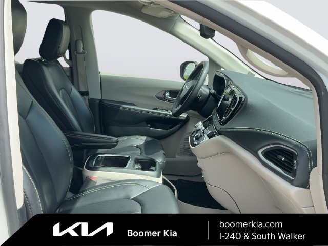 Used 2023 Chrysler Pacifica Touring-L FWD image 11