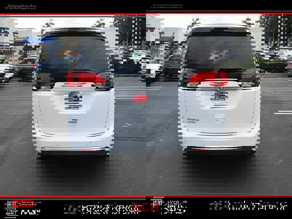 Used 2018 Chrysler Pacifica Touring-L image 6